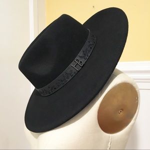 Henri Bendel wool black brim hat.